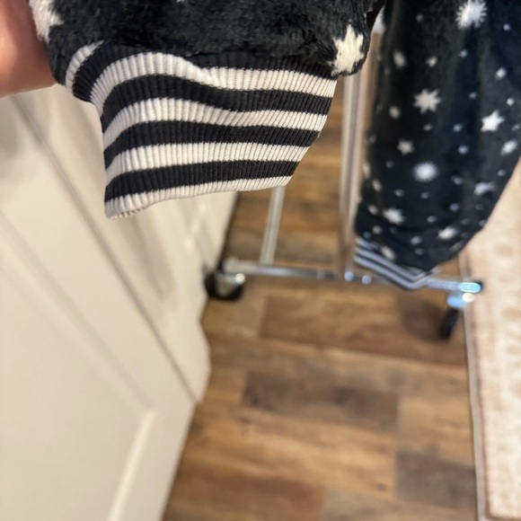 Art Class Starry Black and White Fleece Onesie Size 4/5 Toddler, NWT - Picture 6 of 12